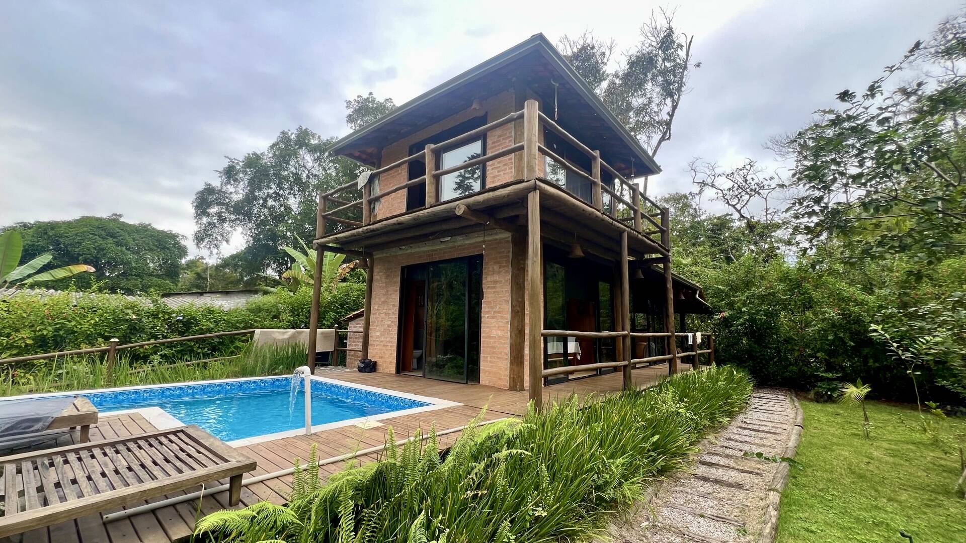 Casa Rústica  Ecológica |1.389m2 Terreno | Próximo à Praia