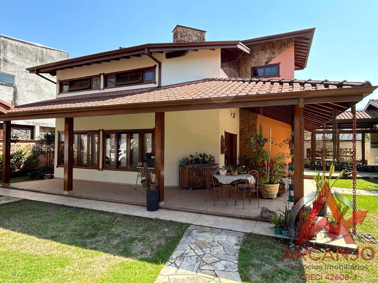 Casa à venda com 3 quartos, 249m² - Foto 1